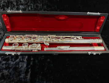 Photo Used Pearl PFL-761 Flute with Open Holes, Solid Silver Headjoint #7344